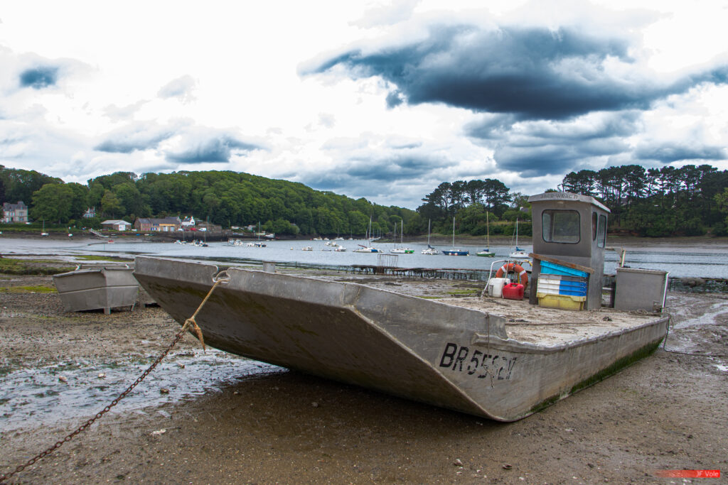 Aber-Wrac'h - Activités - Aquaculture - Atlantic Ocean - Bateau - Bateau à moteur - Boat - Body of water - Bretagne (région administrative) - Brittany (administrative region) - Celtic Sea - Country - Cours d'eau - Côte des Abers - Finistère - Fishing vessel - France - Geography - Géographie - Lannilis - Mer - Mer Celtique - Motorboat - Navire - Navire de pêche - Océan Atlantique - Ostréiculture - Oyster farming - Pays - Rannvro Breizh - River - Sea - Ship - Vehicle - Véhicule - Étendue d'eau - Aber-Wrac'h Lannilis Bretagne (région administrative) France